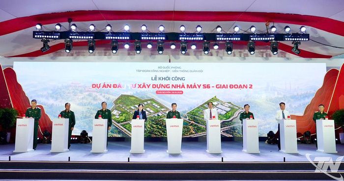 Các đại biểu thực hiện nghi thức khởi công Dự án.