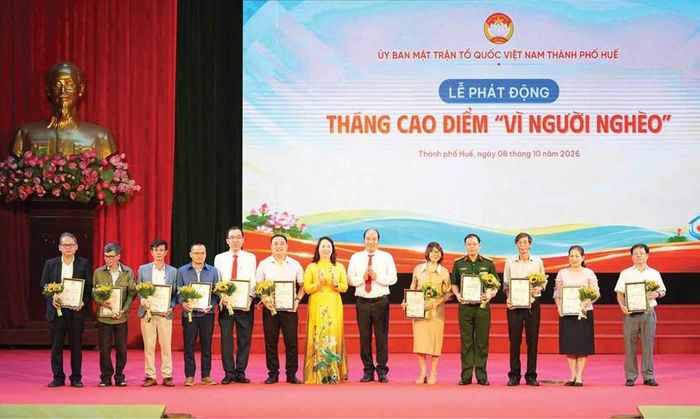 Tặng hoa, trao chứng nhận đến các nhà hảo tâm có đóng góp tích cực tại lễ phát động Tháng cao điểm “Vì người nghèo”.