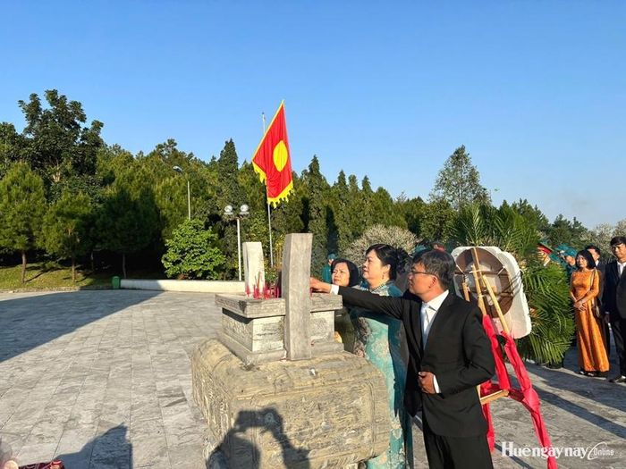 Dâng hương tại Tượng đài Quang Trung, núi Bân