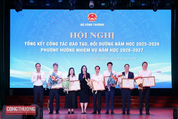 Thứ trưởng Phan Thị Thắng trao Bằng khen của Bộ trưởng Bộ Công Thương cho các tập thể các trường thuộc Bộ gồm: Đại học Công nghiệp Hà Nội, Trường Đại học Điện lực, Trường Đại học Sao Đỏ, Trường Cao đẳng Công nghiệp Hưng Yên, Trường Cao Đẳng Kinh Tế đối ngoại, Trường Cao đẳng Công nghiệp và Công nghệ thực phẩm, Trường Cao đẳng Công nghiệp và Xây dựng 
