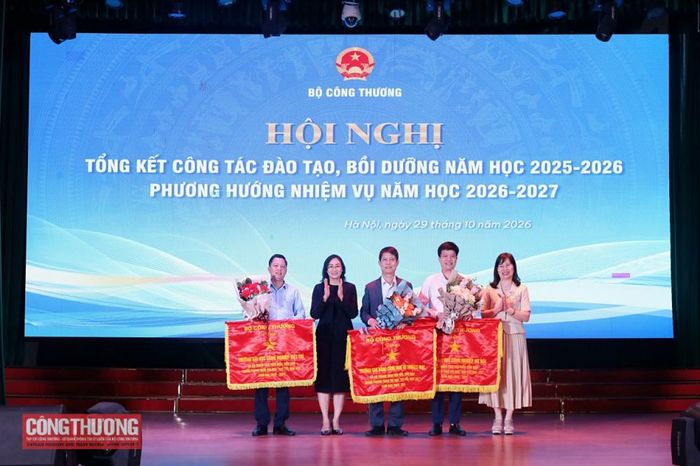 Thứ trưởng Phan Thị Thắng trao Cờ thi đua của Bộ Công Thương cho Đại học Công nghiệp Hà Nội, Trường Đại học Công nghiệp Việt Trì và Trường Cao đẳng Công nghệ và Thương mại