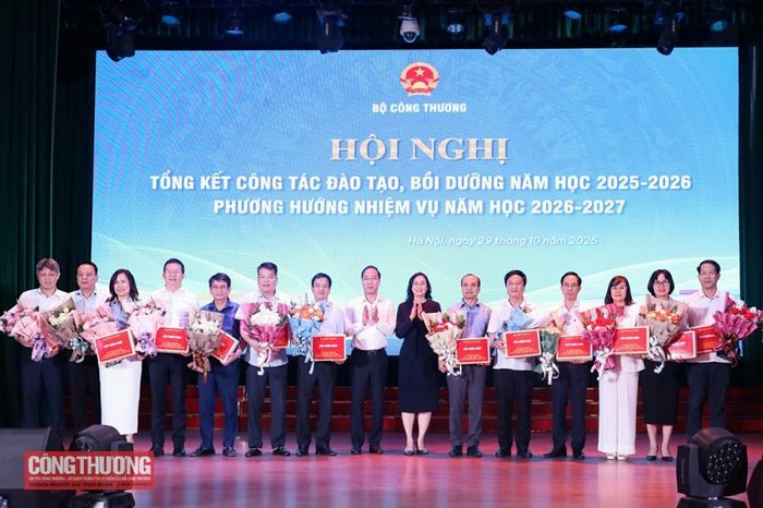  Nhằm ghi nhận những đóng góp tích cực cho sự nghiệp xây dựng và phát triển ngành Công Thương, 357 cá nhân thuộc các cơ sở giáo dục trực thuộc Bộ đã vinh dự được trao tặng Kỷ niệm chương "Vì sự nghiệp phát triển ngành Công Thương Việt Nam". 