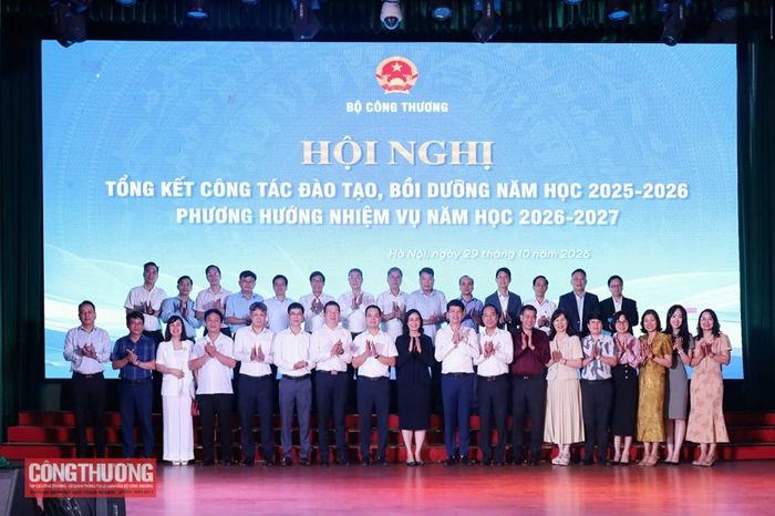 Thứ trưởng Bộ Công Thương Phan Thị Thắng chụp ảnh lưu niệm cùng đại diện các cơ sở đào tạo trực thuộc Bộ