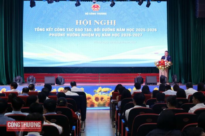 Phó Vụ trưởng Vụ Tổ chức cán bộ Vũ Quang Hồng công bố quyết định khen thưởng cho các tổ chức và các cá nhân