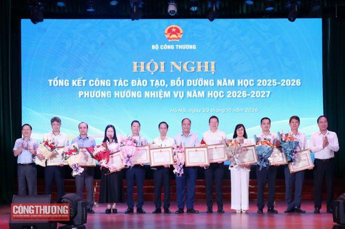 Vụ trưởng Vụ Tổ chức cán bộ Trần Quang Huy trao Bằng khen và danh hiệu Tập thể Lao động xuất sắc cho Đại học Công nghiệp Hà Nội, Trường Đại học Sao Đỏ, Trường Đại học Kinh tế - Kỹ thuật Công nghiệp, Trường Đại học Công nghiệp Việt Trì, Trường Cao đẳng Kinh tế Đối ngoại, Trường Cao đẳng Công nghệ và Thương mại, Trường Cao đẳng Kỹ thuật Công nghiệp, Trường Cao đẳng Thương mại, Trường Cao đẳng Công nghiệp Hưng Yên, Trường Cao đẳng Công nghiệp và Xây dựng