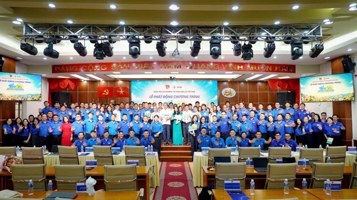 Các đại biểu chụp ảnh lưu niệm tại Lễ phát động Chương trình.