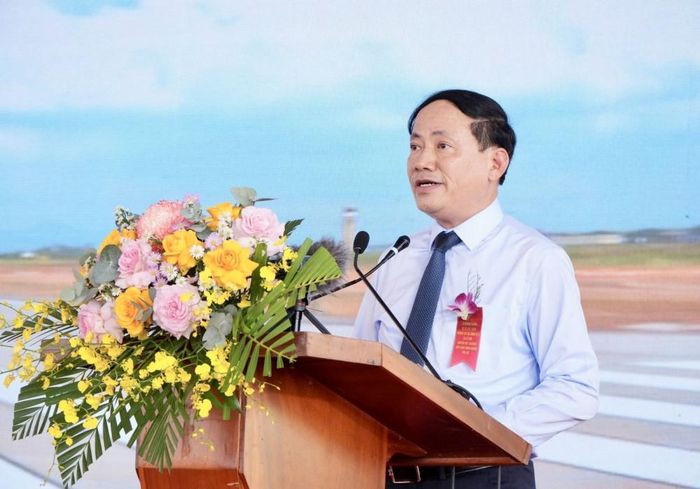 Chủ tịch UBND tỉnh Gia Lai Phạm Anh Tuấn nhấn mạnh, việc khánh thành Dự án xây dựng đường cất hạ cánh số 2 và đón chuyến bay quốc tế đến Cảng hàng không Phù Cát là sự kiện quan trọng, đánh dấu bước phát triển mới của hạ tầng hàng không. Ảnh: gialai.gov.vn