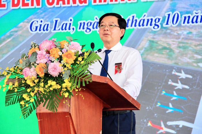 Phó Thủ tướng Hồ Quốc Dũng nhấn mạnh, Cảng hàng không Phù Cát giữ vị trí quan trọng trong kết nối vùng duyên hải Nam Trung Bộ và Tây Nguyên. Ảnh: gialai.gov.vn