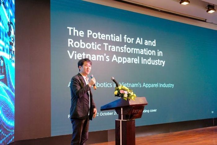 Chuyên gia KITECH (Hàn Quốc) chia sẻ về ứng dụng AI và Robot trong sản xuất dệt may (Ảnh: Cục Công nghiệp)