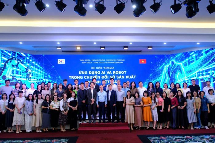 Các đại biểu chụp ảnh lưu niệm cùng cộng đồng doanh nghiệp Dệt may