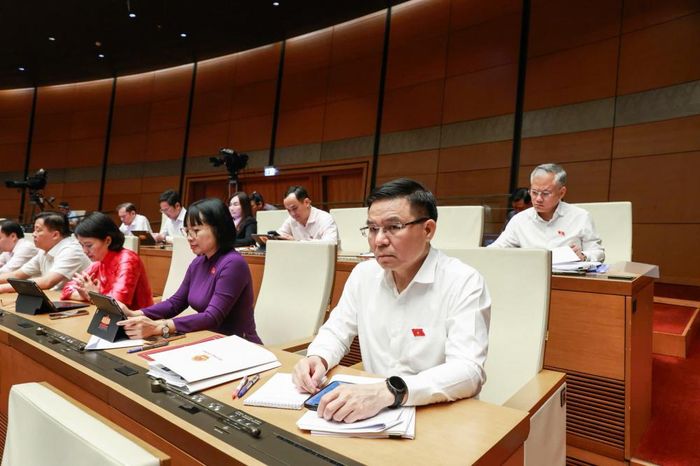 Bộ trưởng Bộ Công Thương Lê Mạnh Hùng, Đoàn ĐBQH Thành phố Hải Phòng tại phiên thảo luận, chiều 30/10. (Ảnh: Quang Vinh)