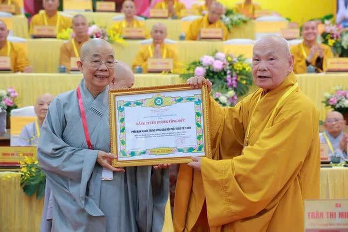 Trưởng lão Hòa thượng Thích Thiện Nhơn trao Bằng tuyên dương công đức của GHPGVN đến Ni trưởng Thích nữ Nhật Khương