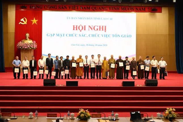 Tặng quà đến các đại biểu là chức sắc, chức việc tôn giáo