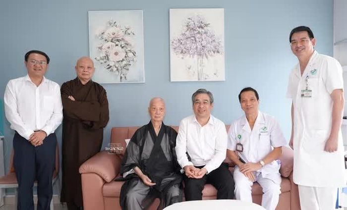 Đức Pháp chủ GHPGVN - Đại lão Hòa thượng Thích Trí Quảng thân mật tiếp đoàn lãnh đạo TP.HCM - Ảnh: Thế Lân