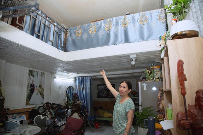 Cô Đinh Thị Phương, sống tại số 94 Hàng Buồm, cho biết gia đình có 5 người nhưng diện tích nhà chỉ khoảng 20m². Để có thêm chỗ ngủ, gia đình phải tận dụng không gian làm gác xép.