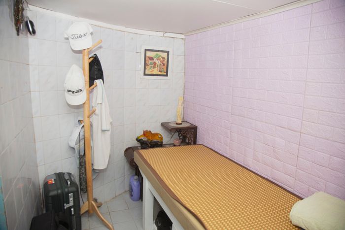Vợ con đã chuyển đi nơi khác, ông Đạt hiện sống một mình và nhận trông xe để có thêm thu nhập ngoài lương hưu. “Nhiều lúc nghĩ mình ở trong căn phòng bí bách quá, cứ phải chạy ra đường, ra hồ để thở cho thoáng, chứ ở trong này lâu đầu óc mụ mị”, ông nói.