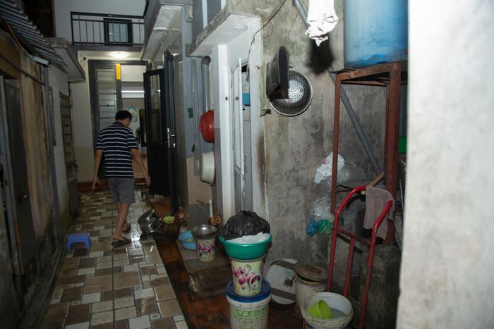 Theo chú Đạt, nếu nơi ở mới có đầy đủ tiện ích, không gian sinh hoạt rộng rãi, giao thông thuận tiện và bảo đảm quyền lợi, người dân sẽ yên tâm hơn khi chuyển đến. Riêng với bản thân chú, ở tuổi 63, sau nhiều năm gắn bó với khu ''phố khổ'', chú mong muốn được sống trong không gian thoáng đãng, an toàn hơn, thuận tiện đi lại và gần bệnh viện để việc chăm sóc sức khỏe khi tuổi đã cao.