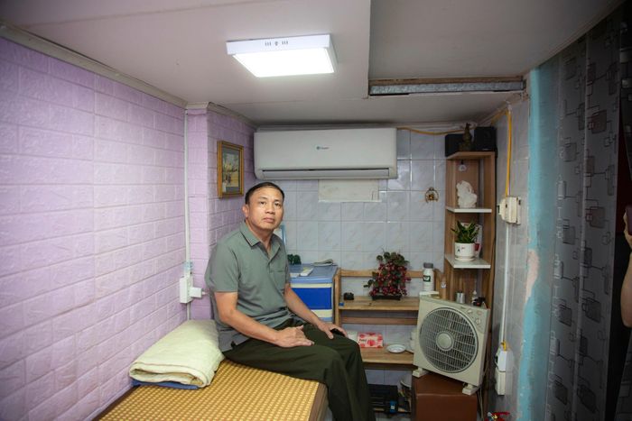 Căn phòng rộng gần 5m² là nơi chú Đạt sinh hoạt hằng ngày. Trong không gian hạn chế, đồ đạc được sắp xếp gọn gàng, chỉn chu theo thói quen của người lính đã từng có 4 năm phục vụ trong quân ngũ tại biên giới Cao Bằng. Dù vậy, diện tích nhỏ khiến việc sinh hoạt và nghỉ ngơi khó tránh khỏi cảm giác tù túng.