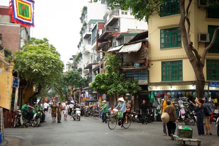 Khi được hỏi về phương án giãn dân phố cổ, cô Phương cho biết gia đình từng từ chối bán căn nhà bố mẹ để lại dù được hỏi mua với giá cao. Theo cô, nếu phương án bảo đảm quyền lợi và điều kiện sống phù hợp, người dân sẽ yên tâm chuyển đi.