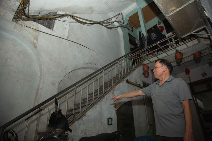 Ông Nguyễn Văn Đạt, sống tại 91 Hàng Buồm hơn 60 năm, nhớ lại nơi đây trước kia có khoảng sân rộng và giếng trời nên khá thoáng. Dân cư ngày càng đông, các hộ cơi nới, tận dụng khoảng trống khiến sân chung dần thu hẹp, không gian ngày càng bí và thiếu ánh sáng.