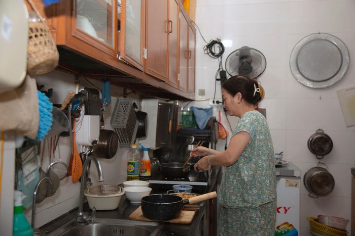 Khu bếp của gia đình cô Phương hiện được 3 hộ dùng chung. Nhà tắm, nhà vệ sinh cũng là không gian chung nên các hộ phải tự sắp xếp thời gian sinh hoạt.
