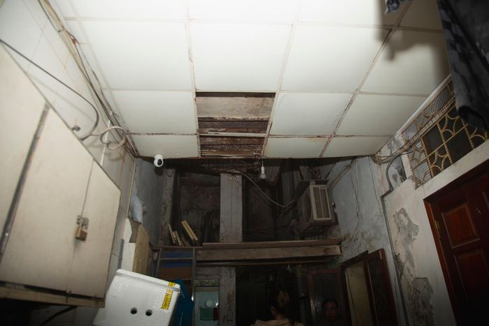 Khu vệ sinh dùng chung tại nhà 91 Hàng Buồm đã xuống cấp, không gian chật hẹp và nhếch nhác. Tình trạng này khiến người dân lo lắng về điều kiện sinh hoạt và mức độ an toàn khi sử dụng.