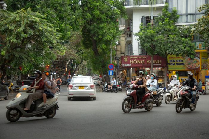 Đề xuất cho nhóm hộ này được mua, thuê mua nhà ở xã hội không qua bốc thăm mở ra thêm lựa chọn cải thiện chỗ ở. Tuy nhiên, để người dân yên tâm chuyển đi, nơi ở mới vẫn cần đáp ứng nhu cầu sinh hoạt, đi lại, sinh kế và bảo đảm quyền lợi của các hộ đã gắn bó lâu năm với phố cổ.