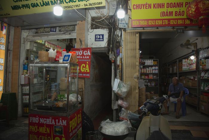 Phố cổ Hà Nội luôn đông đúc, sầm uất, nhưng phía sau những mặt phố nhộn nhịp là những ngõ sâu, thiếu ánh sáng và nhiều căn nhà chật hẹp, nơi nhiều người phải xoay xở từng mét vuông cho sinh hoạt hằng ngày. Thực tế này càng đáng chú ý khi Hà Nội đang đề xuất cơ chế để nhóm hộ có diện tích ở dưới 5m²/người tiếp cận nhà ở xã hội.
