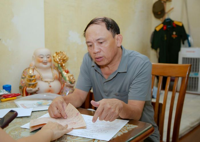 Sống ở phố cổ từ khi sinh ra, ông Đạt hiểu rõ những bất tiện phía sau các tuyến phố sầm uất. “Mọi người vào đây, người ta bảo đây không phải phố cổ mà là ‘phố khổ’”, ông chia sẻ về cảnh sống chật hẹp, thiếu thông thoáng.