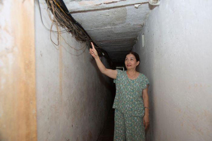 Sinh ra, lập gia đình rồi tiếp tục sống tại phố Hàng Buồm, cô Phương đã gắn bó với khu phố gần như cả cuộc đời. Dù nhà chật và sinh hoạt bất tiện, cô vẫn muốn ở lại vì quen nếp sống, thuận tiện đi lại, gần bệnh viện và trường học.