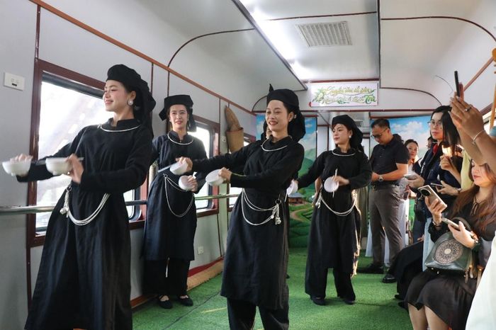 Các tiết mục văn nghệ trên toa cộng đồng trong chuyến chạy khảo sát sản phẩm đoàn tàu du lịch Hà Nội – Thái Nguyên.