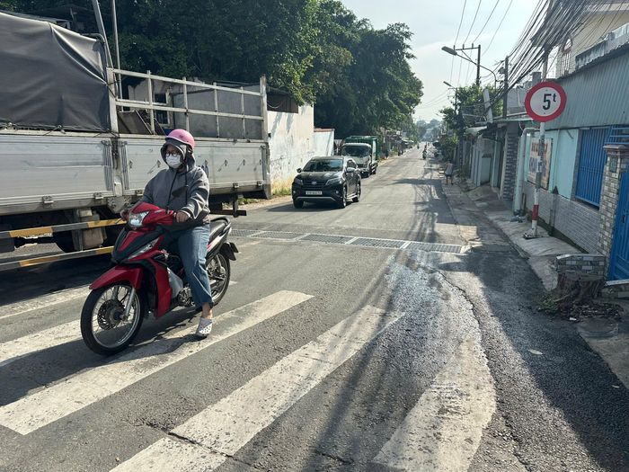 Trong khi đó, dự án nâng cấp, mở rộng đường D11, đoạn từ đường trục chính Đông Tây đến đường Lồ Ô, có vốn đầu tư hơn 125,8 tỷ đồng. Tuyến đường dài khoảng 465m, nền đường rộng 17m, kết hợp hoàn thiện hệ thống thoát nước, chiếu sáng, cây xanh và các nút giao.