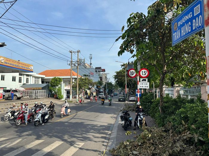 Ngày 30/10, theo ghi nhận của PV Báo Xây dựng, hiện trạng dự án mở mới đường Đông Tây, đoạn từ quốc lộ 1K đến đường Trần Hưng Đạo có lượng phương tiện lưu thông lớn, có vai trò quan trọng kết nối trung tâm thành phố Dĩ An cũ với tuyến quốc lộ. Tuy nhiên, tuyến đường hiện hữu chưa đáp ứng nhu cầu hiện tại và tương lai.