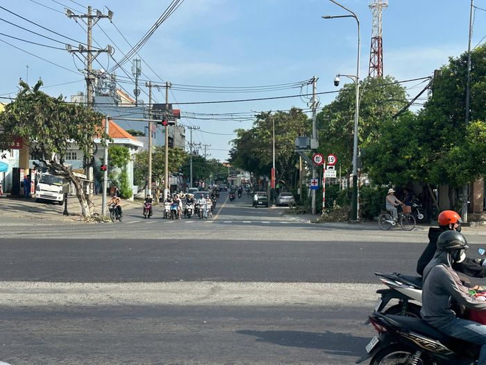 Dự án mở mới đường Đông Tây, đoạn từ quốc lộ 1K đến đường Trần Hưng Đạo, tại phường Đông Hòa dự kiến có tổng mức đầu tư hơn 1.059,8 tỷ đồng. Tuyến đường dài khoảng 897m, rộng 32m, được đầu tư mặt đường, vỉa hè, hệ thống thoát nước, chiếu sáng, cây xanh và hai cầu bê tông cốt thép vượt các tuyến ống cấp nước thô hiện hữu.