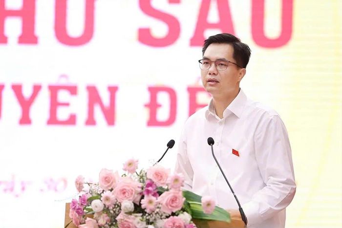 Đại biểu Nguyễn Việt Quỳnh thảo luận tại hội trường.