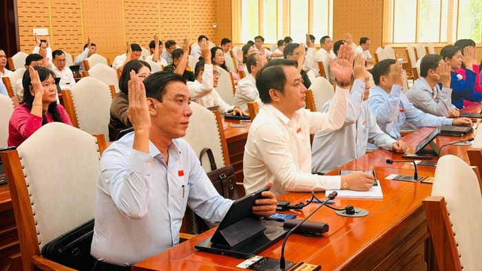 Các đại biểu HĐND tỉnh An Giang biểu quyết thông qua Nghị quyết Đề án đề nghị Đề án đề nghị công nhận đặc khu Phú Quốc là Khu kinh tế đặc biệt.