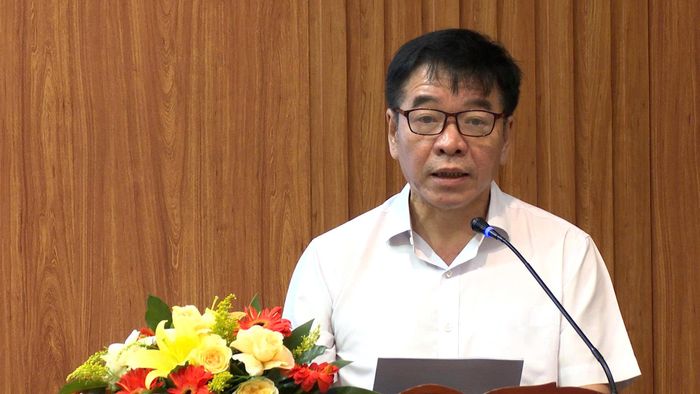Phó giám đốc Sở Xây dựng tỉnh Quảng Ngãi Võ Phiến phát biểu tại Hội nghị. (Ảnh: Lê Danh).