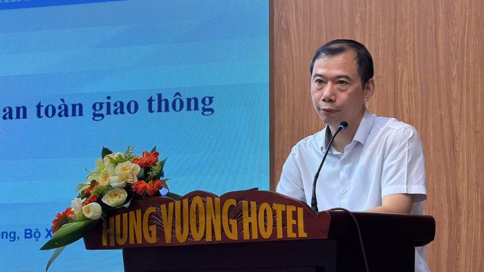 Ông Trương Trọng Doanh, Vụ Vận tải và An toàn giao thông, Bộ Xây dựng phổ biến các nội dung tại Hội nghị. (Ảnh: Lê Danh).