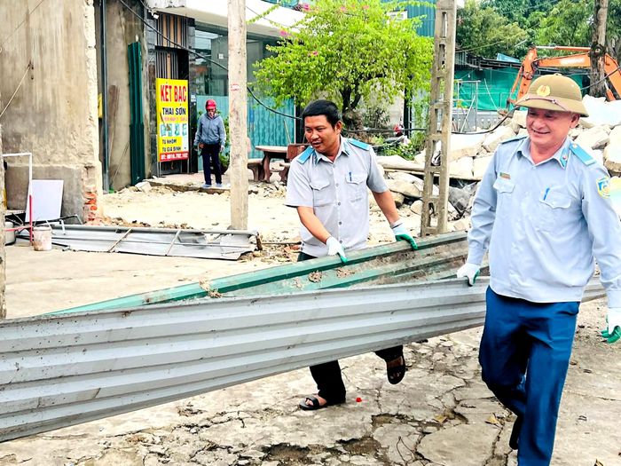 Việc lập lại trật tự kỷ cương, bảo vệ hành lang an toàn giao thông tại các phường trung tâm không thể là công việc “ngày một ngày hai” thông qua các đợt ra quân mang tính phong trào. 