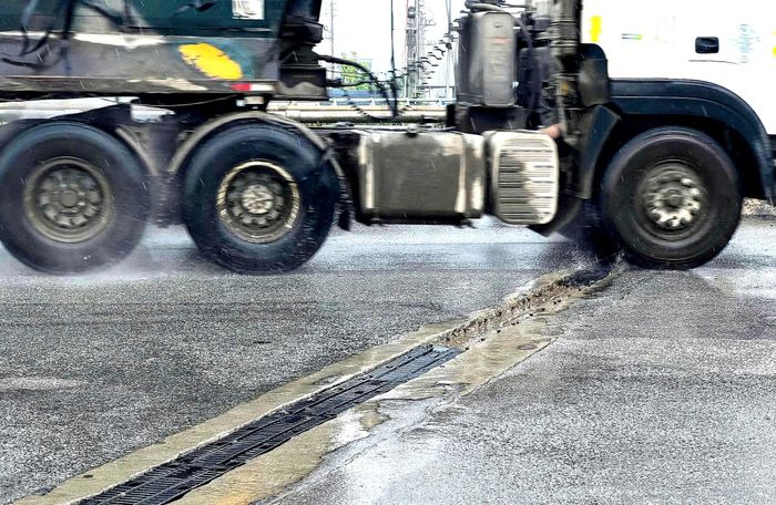 Ngoài mặt đường, khe co giãn tại cầu Nhân Hoà (Km13+750) cũng đang bị hư hỏng.