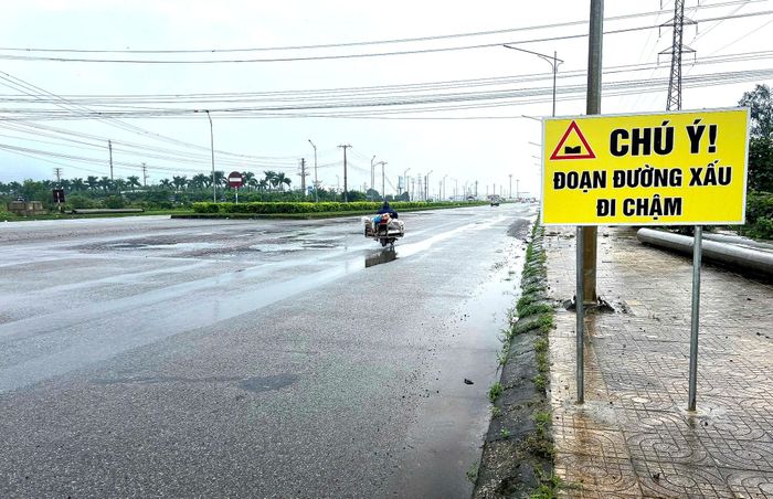 Tại đoạn gần nút giao quốc lộ 1, cơ quan chức năng đã phải cắm biển cảnh báo đường xấu đi chậm.