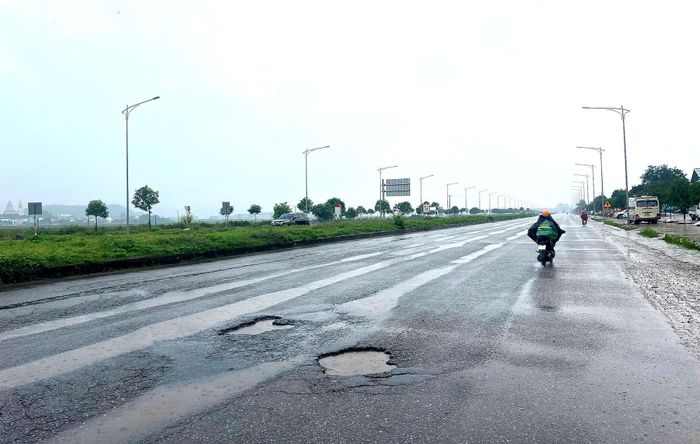 Ngoài ổ gà, mặt đường quốc lộ 7C còn bị hằn lún vệt bánh xe kéo dài.