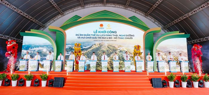 Các đại biểu thực hiện nghi thức khởi công Quần thể du lịch sinh thái, nghỉ dưỡng và vui chơi giải trí núi U Bò - hồ Thác Chuối sáng 30/10.