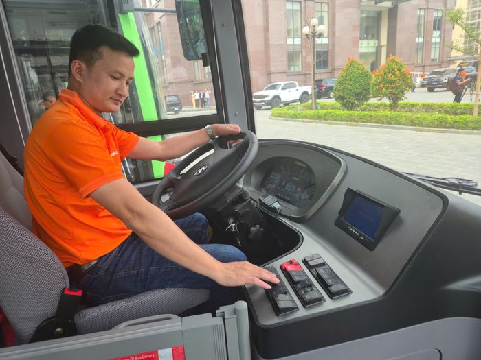 Tài xế Trương Văn An rất hài lòng khi chuyển sang lái xe buýt điện mới.