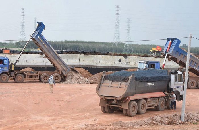 Các đơn vị thi công tranh thủ mặt bằng được bàn giao để tổ chức thi công, đẩy nhanh tiến độ dự án.