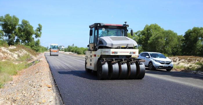Các nhà thầu đang tăng tốc thảm bê tông nhựa, phấn đấu hoàn thành toàn bộ các gói thầu trước ngày 20/12.