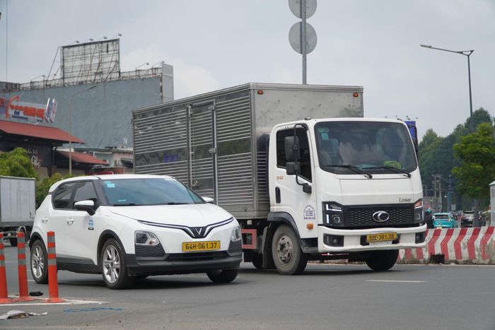 Các phương tiện lưu thông qua giao lộ Cộng Hòa - C12 sau khi điều chỉnh tổ chức giao thông.