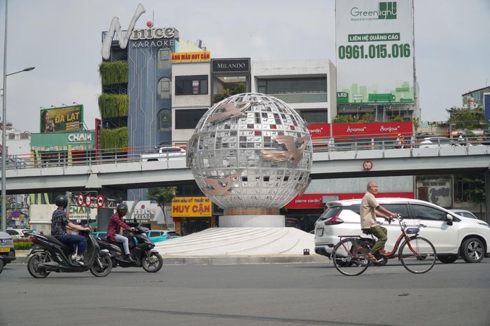 Giao thông khu vực vòng xoay Lăng Cha Cả ổn định, thông thoáng trong sáng 30/10.