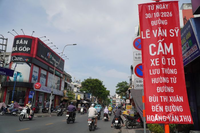 Pano thông báo cấm ô tô lưu thông trên đường Lê Văn Sỹ, đoạn từ Bùi Thị Xuân đến Hoàng Văn Thụ, từ ngày 30/10.