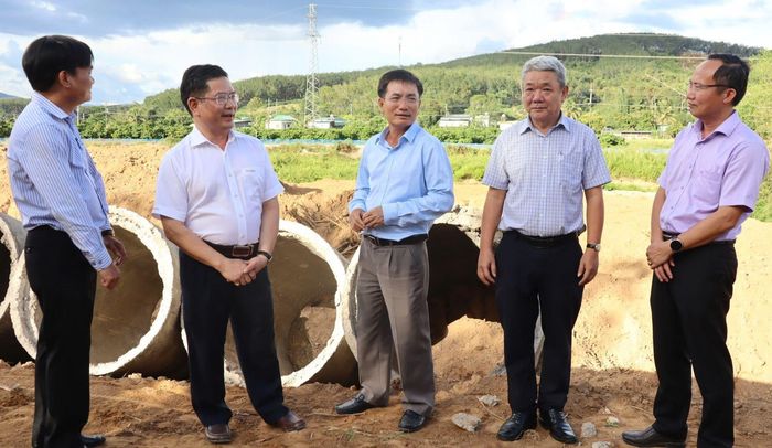 Lãnh đạo tỉnh Quảng Ngãi kiểm tra tiến độ Dự án Kè chống sạt lở sông Đăk Tờ Kan (đoạn Cầu 42), tại xã Đăk Tô.
